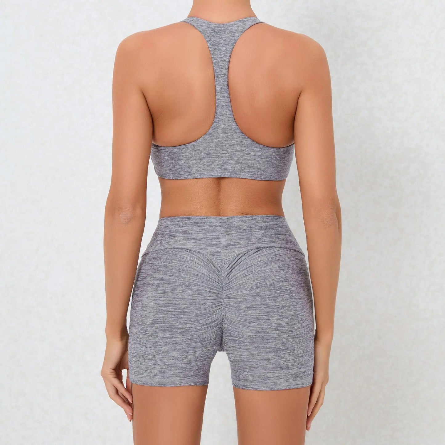 Ensemble fitness gris pour femme composé d’une brassière et d’un short SecretBombe
