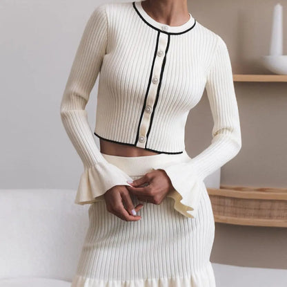 Ensemble chic femme blanc, gilet à boutons avec manches longues à volants et jupe courte assortie, look féminin et tendance.