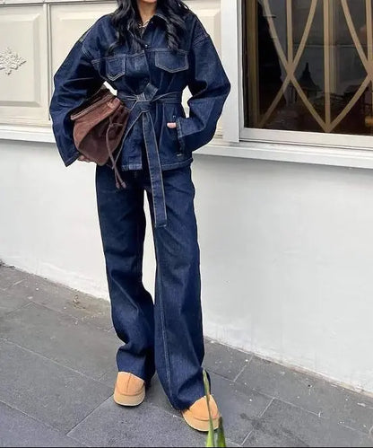 Ensemble femme en jean bleu foncé porté avec un sac marron SecretBombe