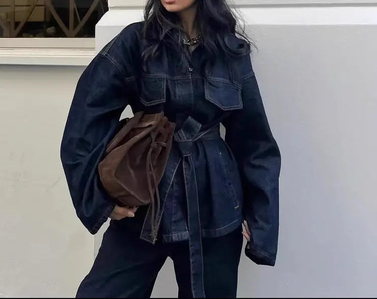 Ensemble femme en jean bleu foncé avec veste ceinturée et pantalon large SecretBombe