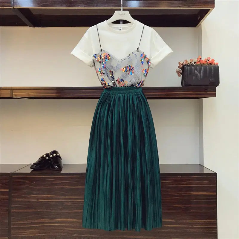 Haut Blanc Basique Avec Détail En Sequins Colorés + Jupe Longue Plissée Vert Émeraude Ultra Tendance Disponible en Couleur Blanc (Haut) + Jupe Vert Émeraude