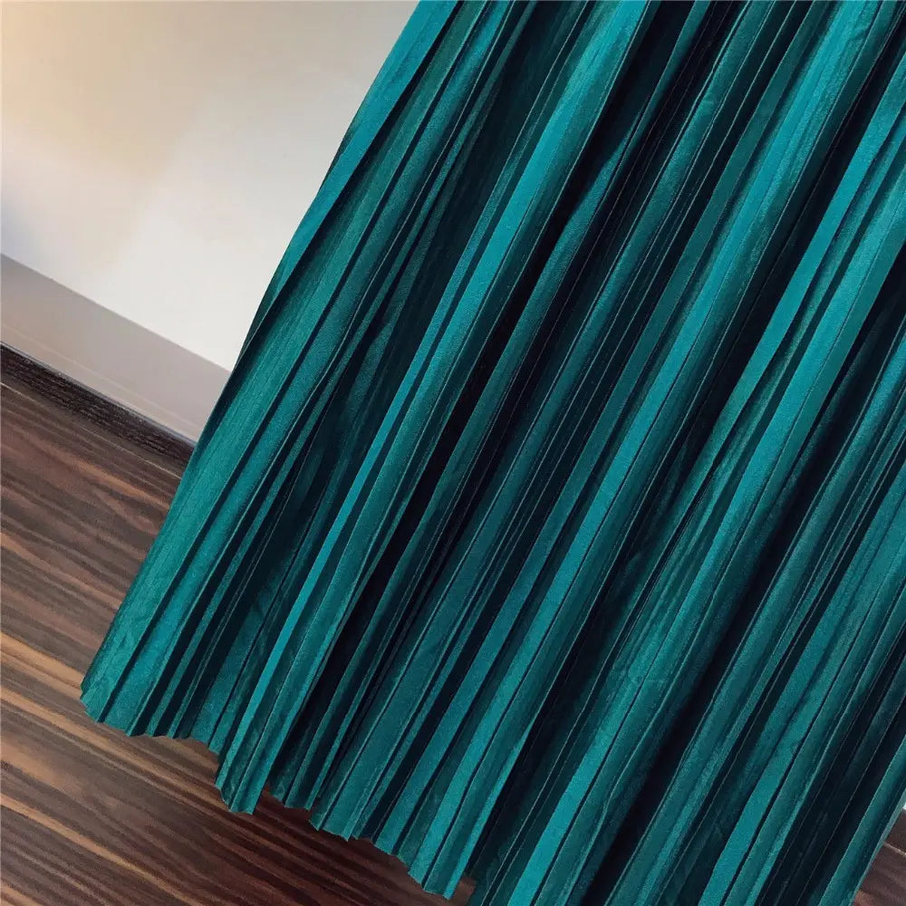 Haut Blanc Basique Avec Détail En Sequins Colorés + Jupe Longue Plissée Vert Émeraude Ultra Tendance Disponible en Couleur Blanc (Haut) + Jupe Vert Émeraude