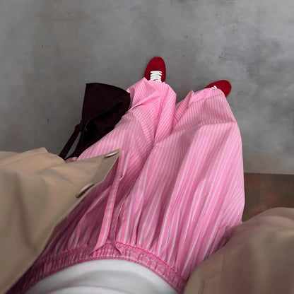 Pantalon large rose à rayures et baskets pour un look tendance SecretBombe
