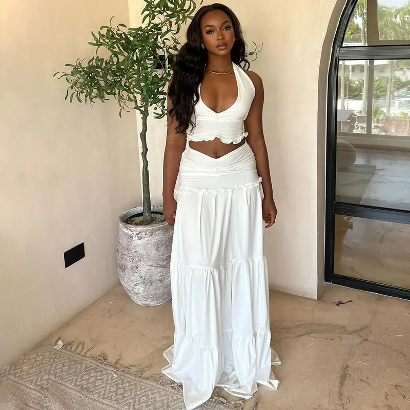Ensemble street chic femme blanc, top sans manches et jupe longue maxi, style moderne et élégant, effet plissé et drapé, confortable.