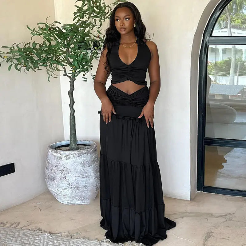 Ensemble street chic femme noir, top sans manches et jupe longue maxi à volants, look glamour et tendance, tissu doux et fluide