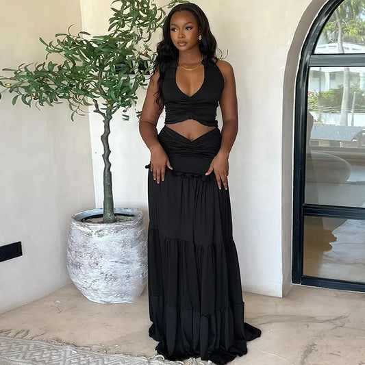 Ensemble street chic femme noir, top sans manches et jupe longue maxi à volants, look glamour et tendance, tissu doux et fluide