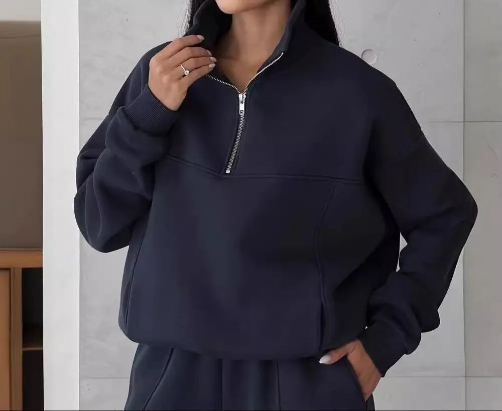 Ensemble streetwear femme composé d’un sweat manches longues col montant et d’un pantalon jogging décontracté, couleur bleu marine, style chic et confortable