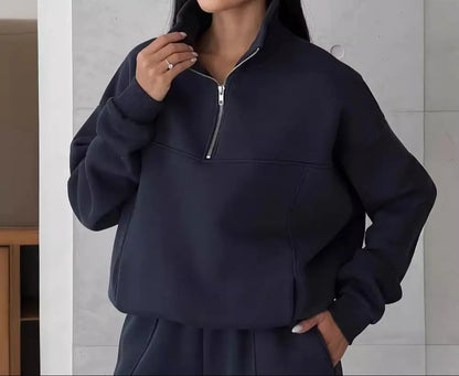 Ensemble streetwear femme composé d’un sweat manches longues col montant et d’un pantalon jogging décontracté, couleur bleu marine, style chic et confortable