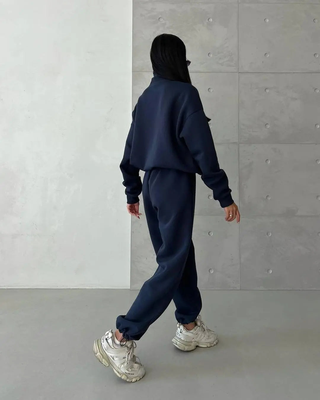 Ensemble streetwear femme composé d’un sweat manches longues col montant et d’un pantalon jogging décontracté, couleur bleu marine, style chic et confortable