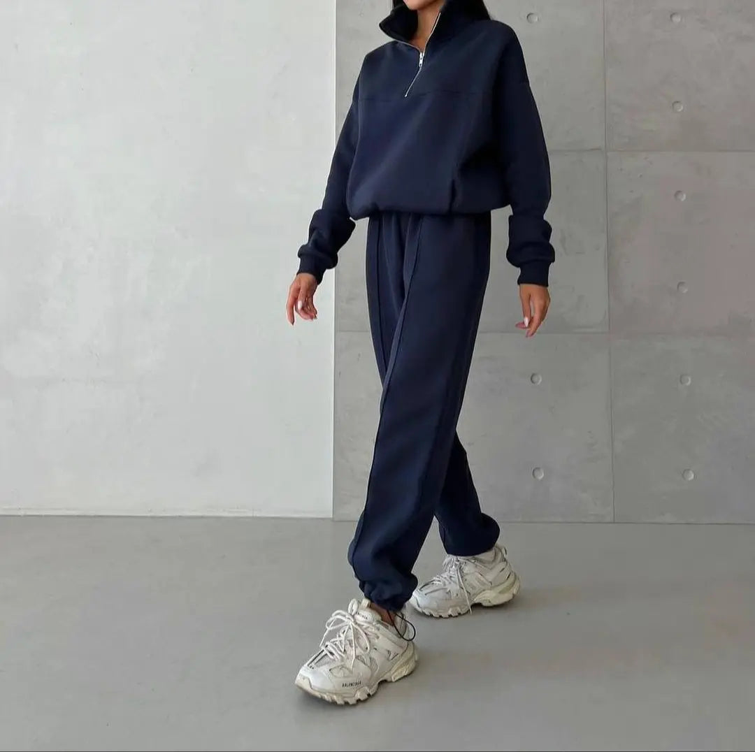 Ensemble streetwear femme composé d’un sweat manches longues col montant et d’un pantalon jogging décontracté, couleur bleu marine, style chic et confortable