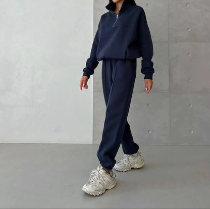Ensemble streetwear femme composé d’un sweat manches longues col montant et d’un pantalon jogging décontracté, couleur bleu marine, style chic et confortable