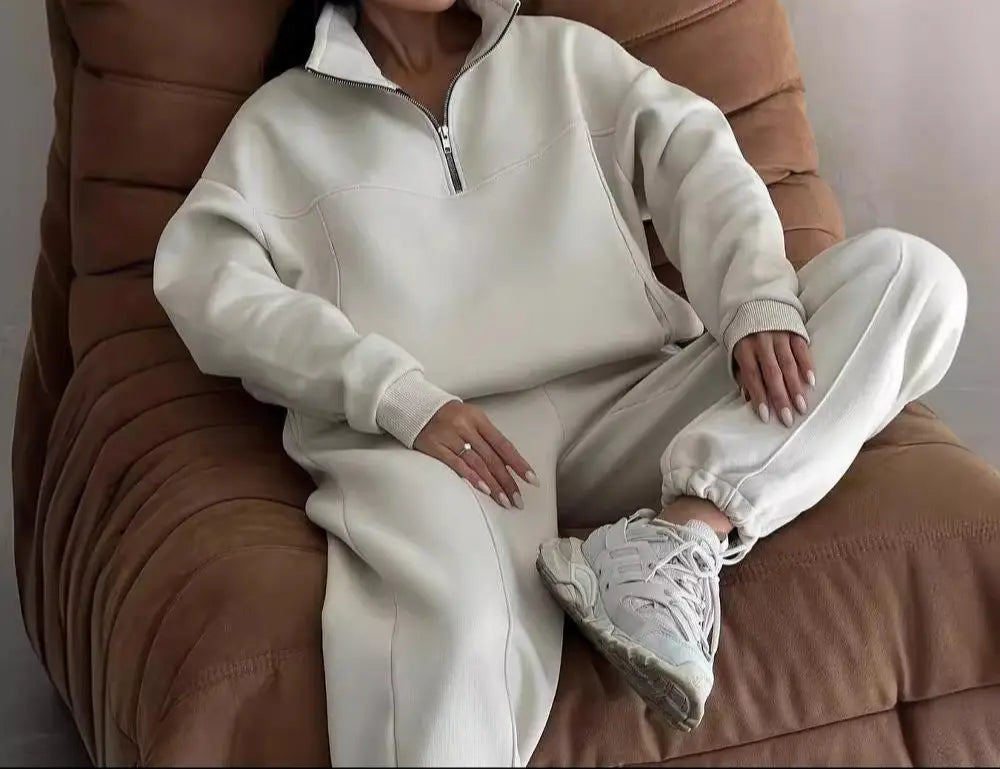 Ensemble streetwear femme composé d’un sweat manches longues col montant et d’un pantalon jogging décontracté, couleur crème, style chic et confortable