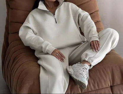 Ensemble streetwear femme composé d’un sweat manches longues col montant et d’un pantalon jogging décontracté, couleur crème, style chic et confortable