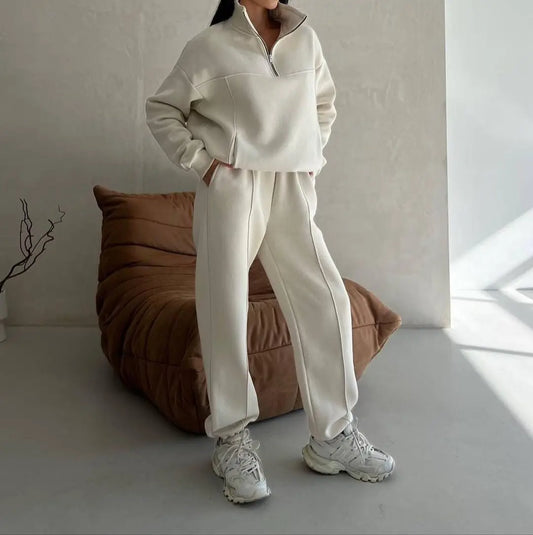 Ensemble streetwear femme composé d’un sweat manches longues col montant et d’un pantalon jogging décontracté, couleur crème, style chic et confortable