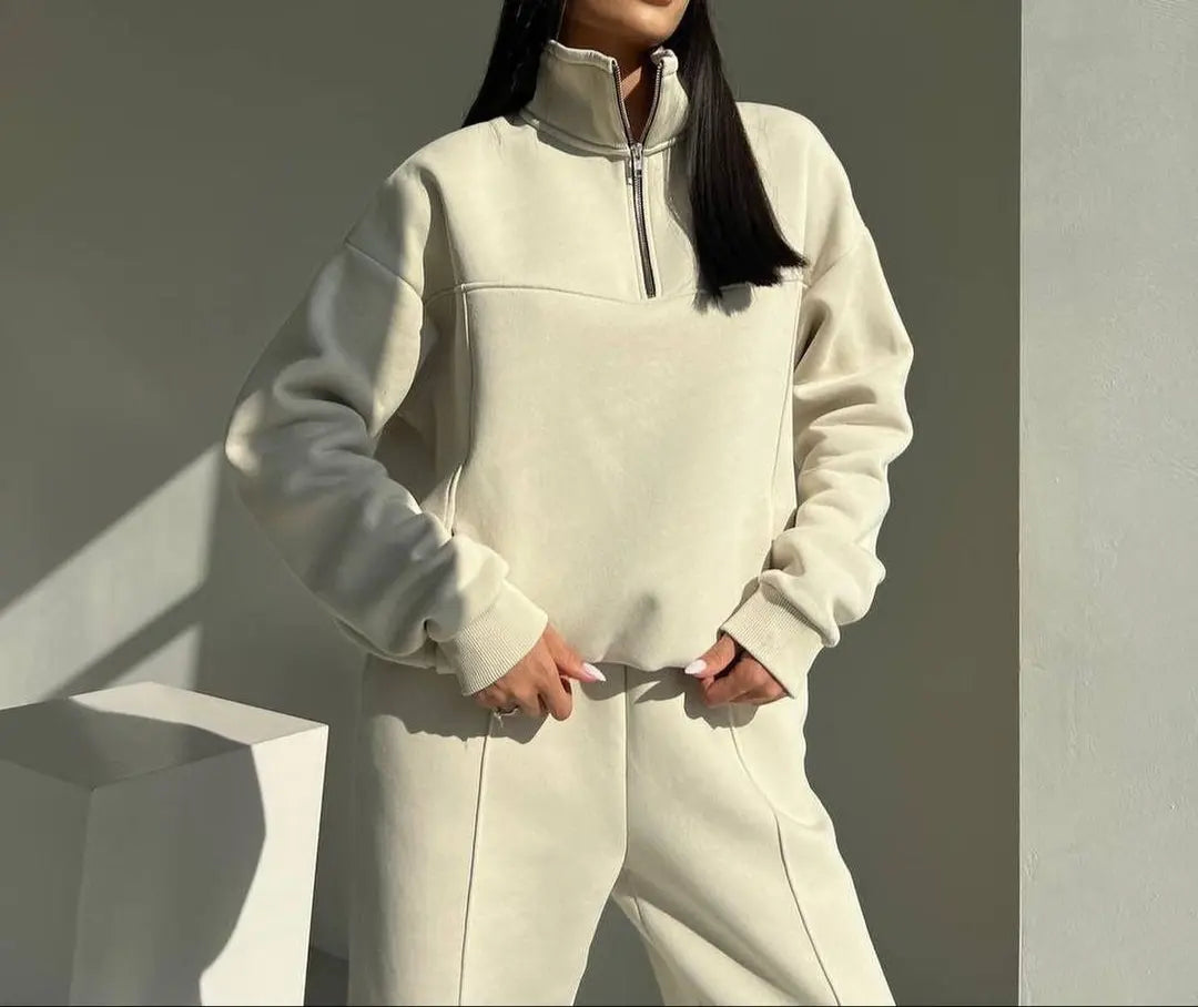 Ensemble streetwear femme composé d’un sweat manches longues col montant et d’un pantalon jogging décontracté, couleur crème, style chic et confortable