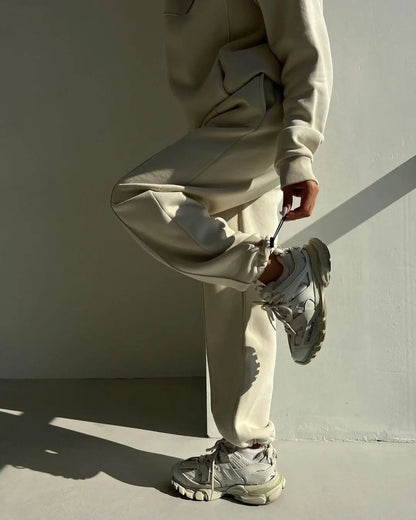 Ensemble streetwear femme composé d’un sweat manches longues col montant et d’un pantalon jogging décontracté, couleur crème, style chic et confortable