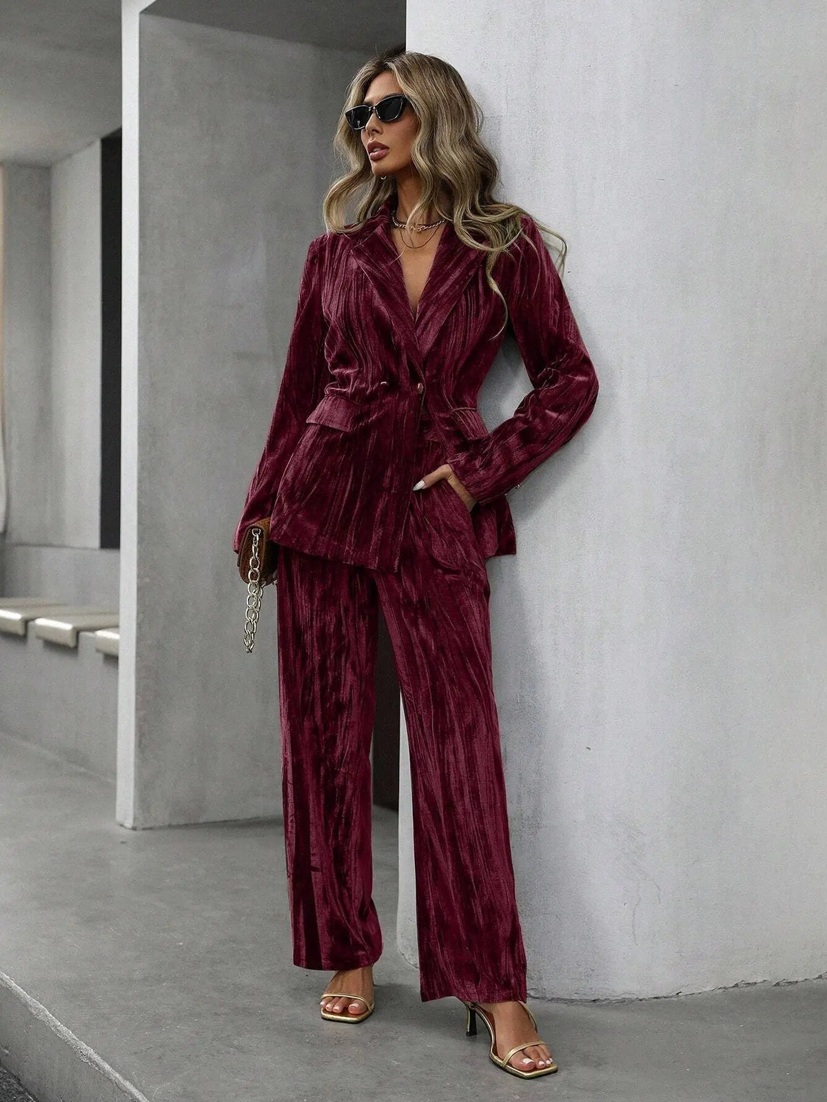 Tailleur femme bordeaux en velours avec blazer à col revers et pantalon large SecretBombe