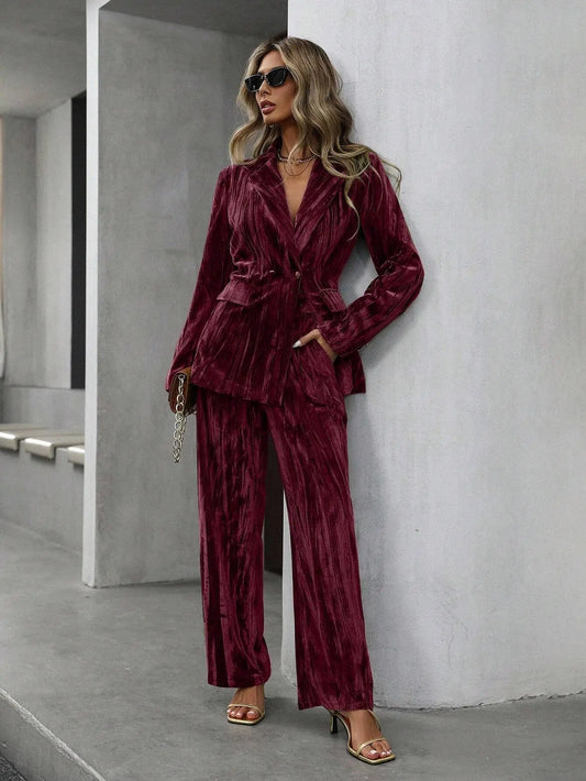 Tailleur femme bordeaux en velours avec blazer à col revers et pantalon large SecretBombe