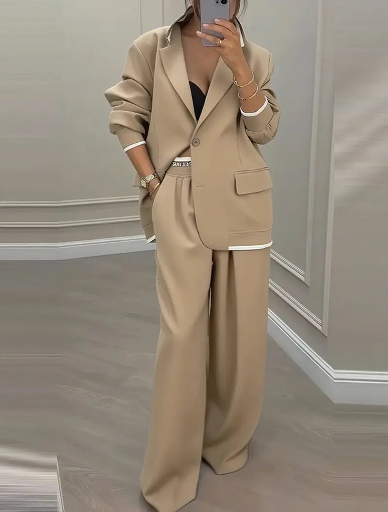 Ensemble tailleur femme beige avec blazer à col revers et pantalon large SecretBombe