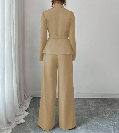 Ensemble tailleur femme beige avec veste à boutonnage asymétrique SecretBombe