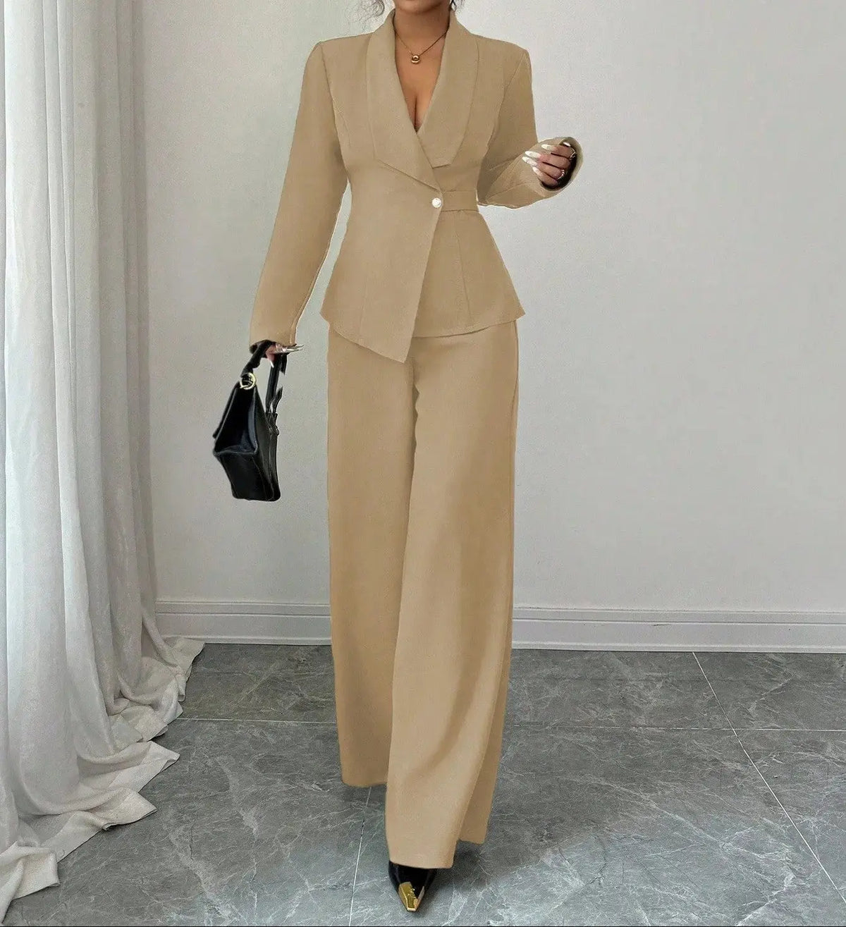 Vue arrière de l'ensemble tailleur femme beige avec veste structurée SecretBombe