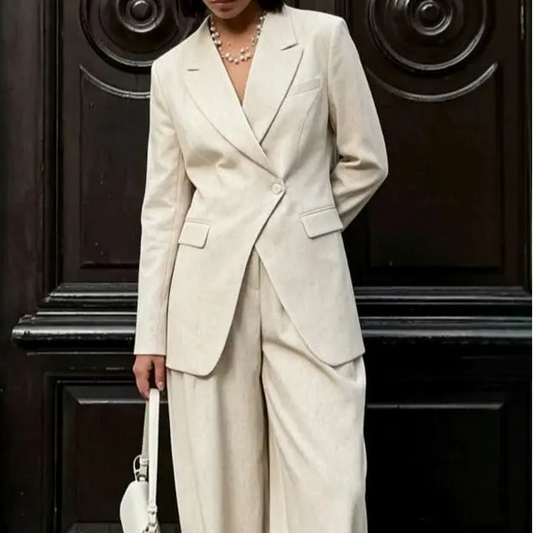 Ensemble tailleur femme écru avec blazer long à col revers et pantalon large SecretBombe