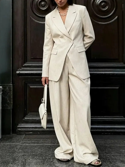 Ensemble tailleur femme écru avec blazer long à col revers et pantalon large SecretBombe