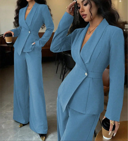 Vue arrière de l'ensemble tailleur femme bleu ciel avec pantalon large SecretBombe