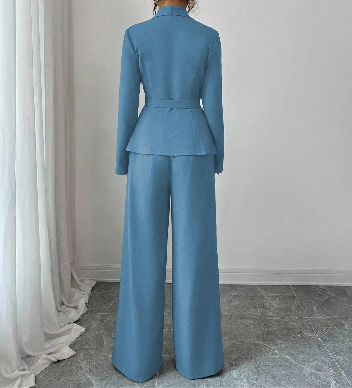 Ensemble tailleur femme avec veste cintrée pour un look chic SecretBombe 