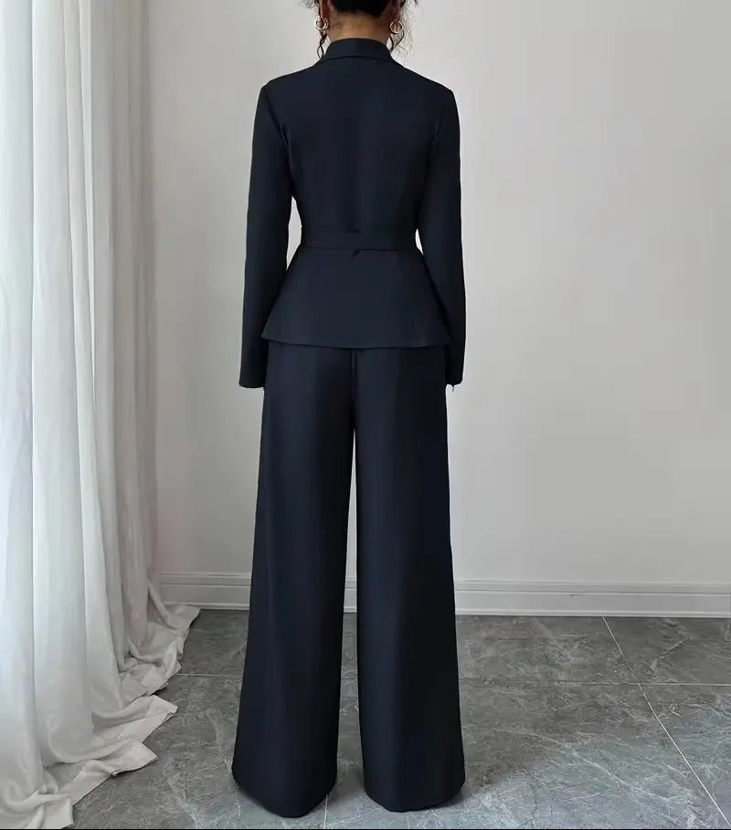 Vue arrière de l'ensemble tailleur femme bleu marine SecretBombe