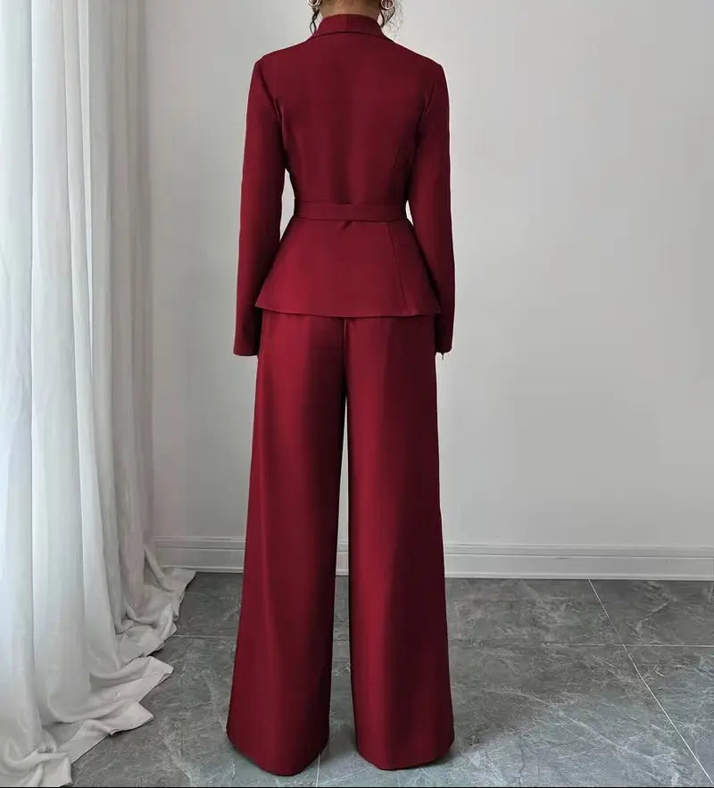 Ensemble tailleur femme rouge vue arrrière avec veste cintrée pour un look chic SecretBombe