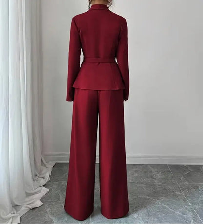 Ensemble tailleur femme rouge vue arrrière avec veste cintrée pour un look chic SecretBombe
