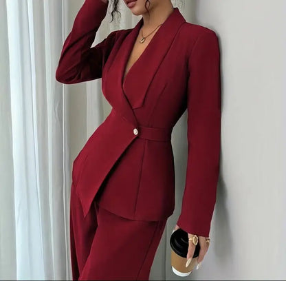 Ensemble tailleur femme rouge avec veste cintrée pour un look chic SecretBombe