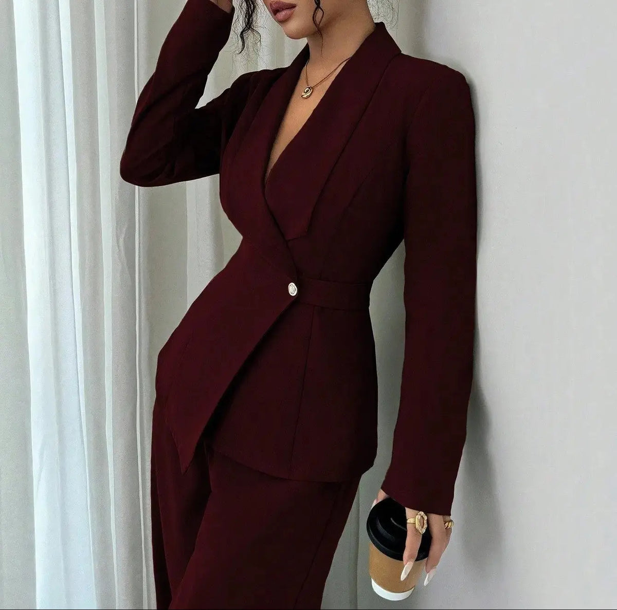 Ensemble tailleur femme bordeaux avec veste cintrée pour un look chic SecretBombe