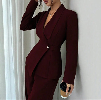 Ensemble tailleur femme bordeaux avec veste cintrée pour un look chic SecretBombe
