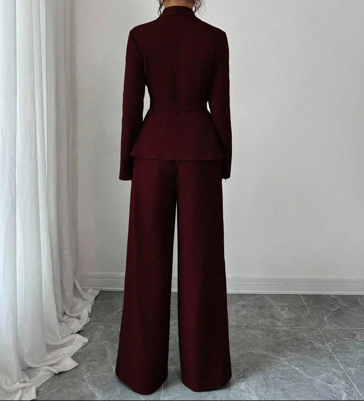 Vue arrière de l'ensemble tailleur femme bordeaux SecretBombe