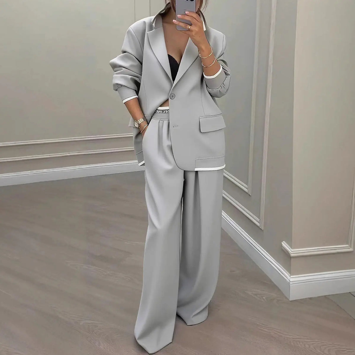 Ensemble femme gris clair avec blazer à poches et pantalon ample SecretBombe
