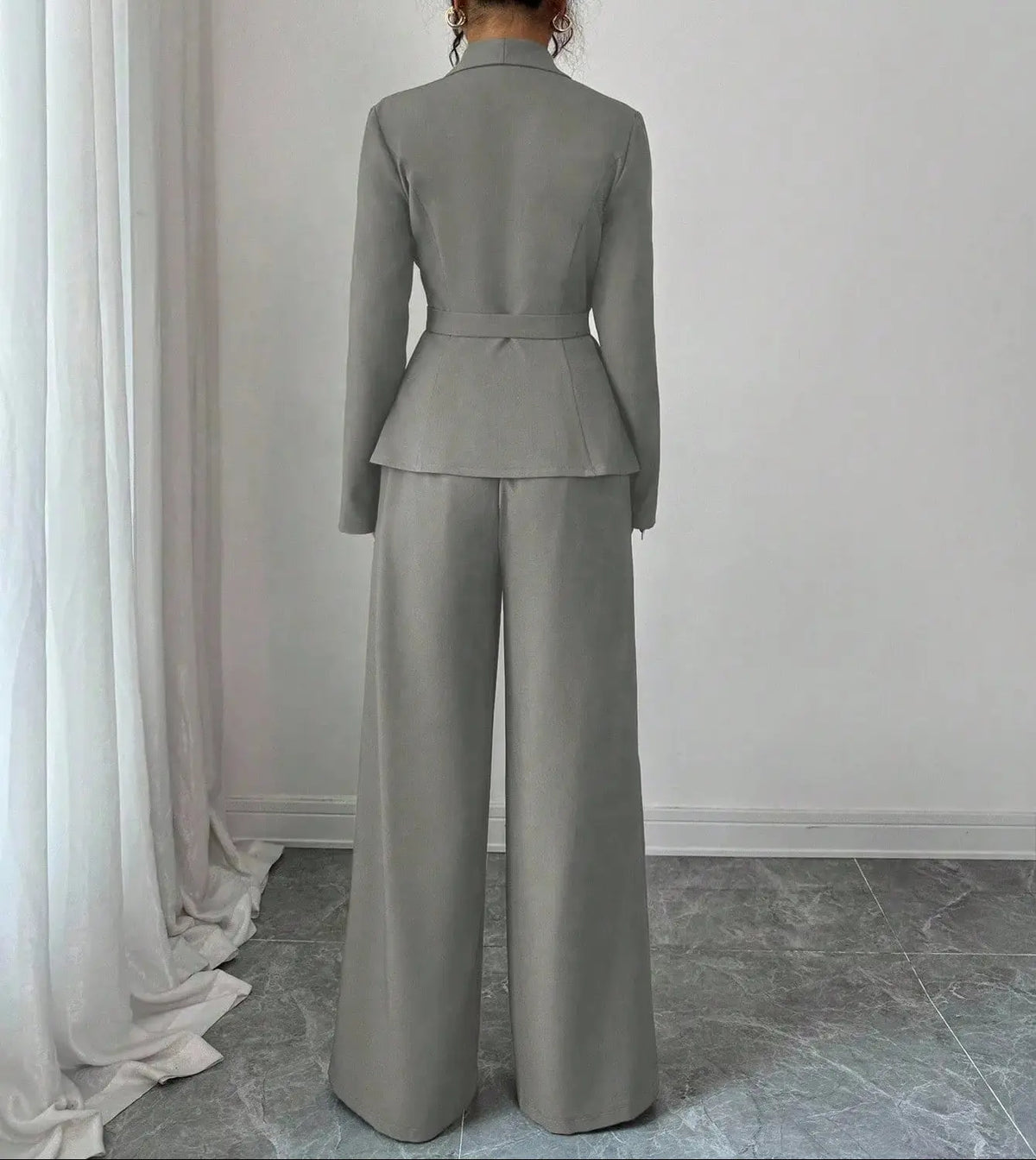 Ensemble tailleur femme gris vue arrière avec veste cintrée pour un look chic SecretBombe