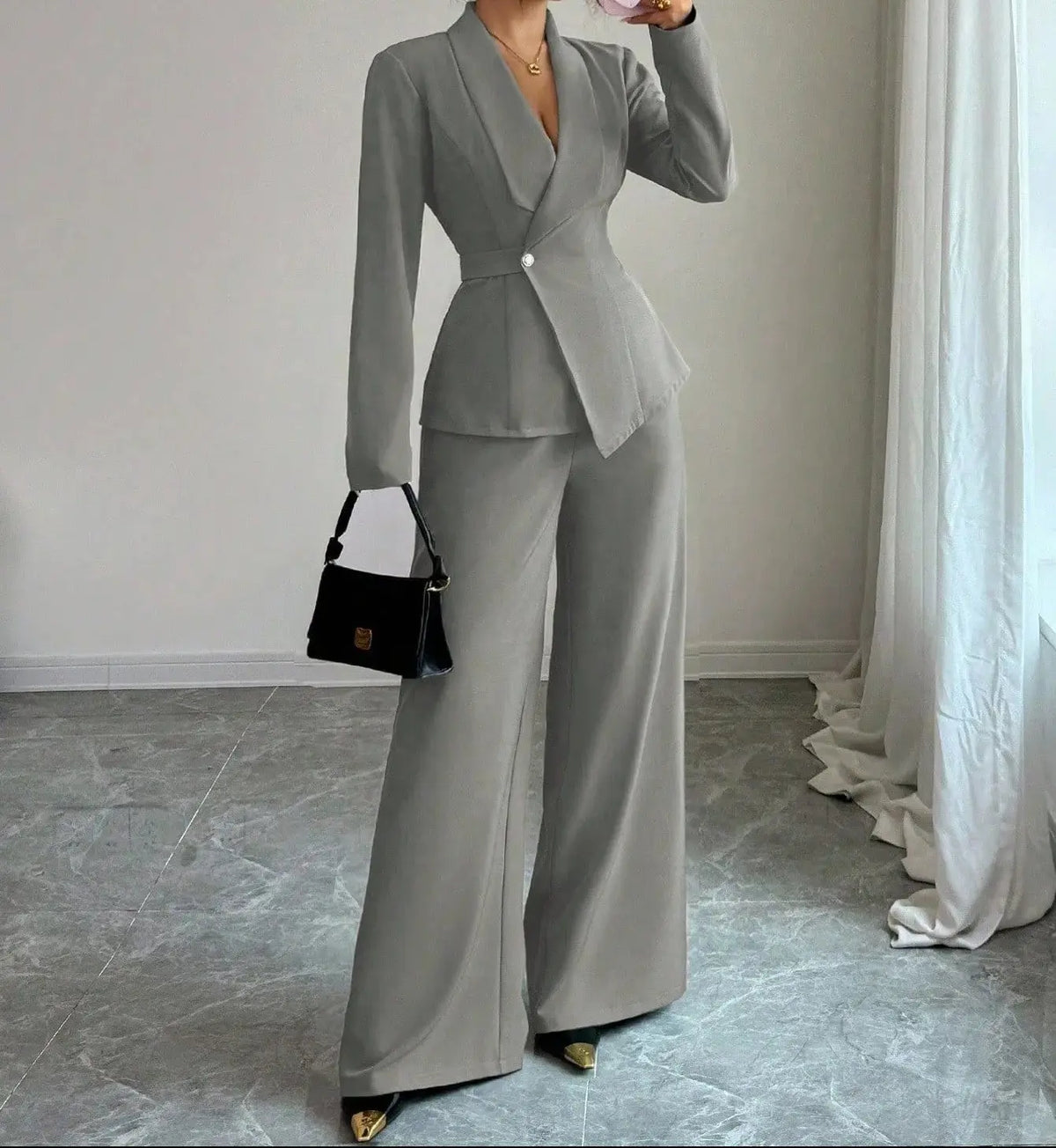 Vue de profil de l'ensemble tailleur femme gris clair SecretBombe