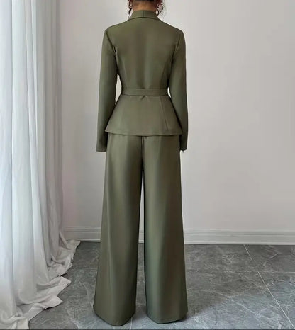 Vue arrière de l'ensemble tailleur femme vert kaki SecretBombe