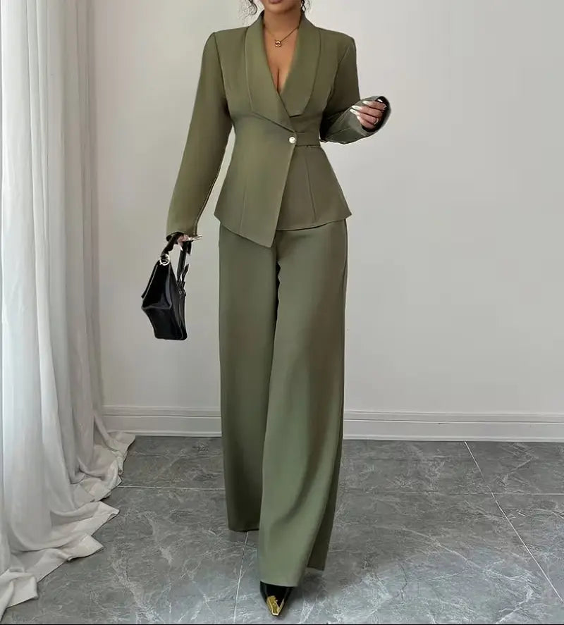 Vue de face de l'ensemble tailleur femme vert kaki avec pantalon large SecretBombe