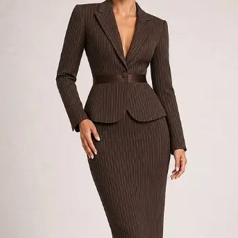 Ensemble tailleur femme marron à fines rayures avec blazer cintré et jupe crayon midi SecretBombe