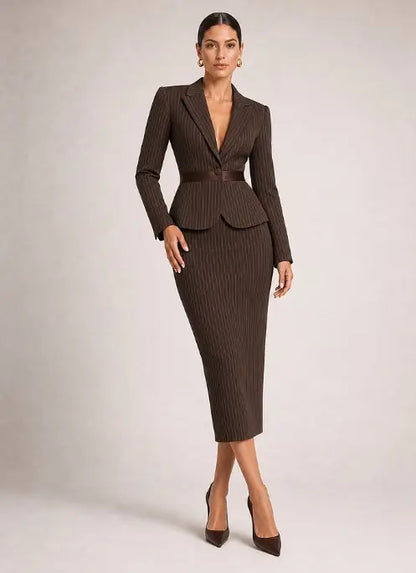 Vue de profil de l’ensemble tailleur femme marron à fines rayures avec veste cintrée et jupe crayon SecretBombe