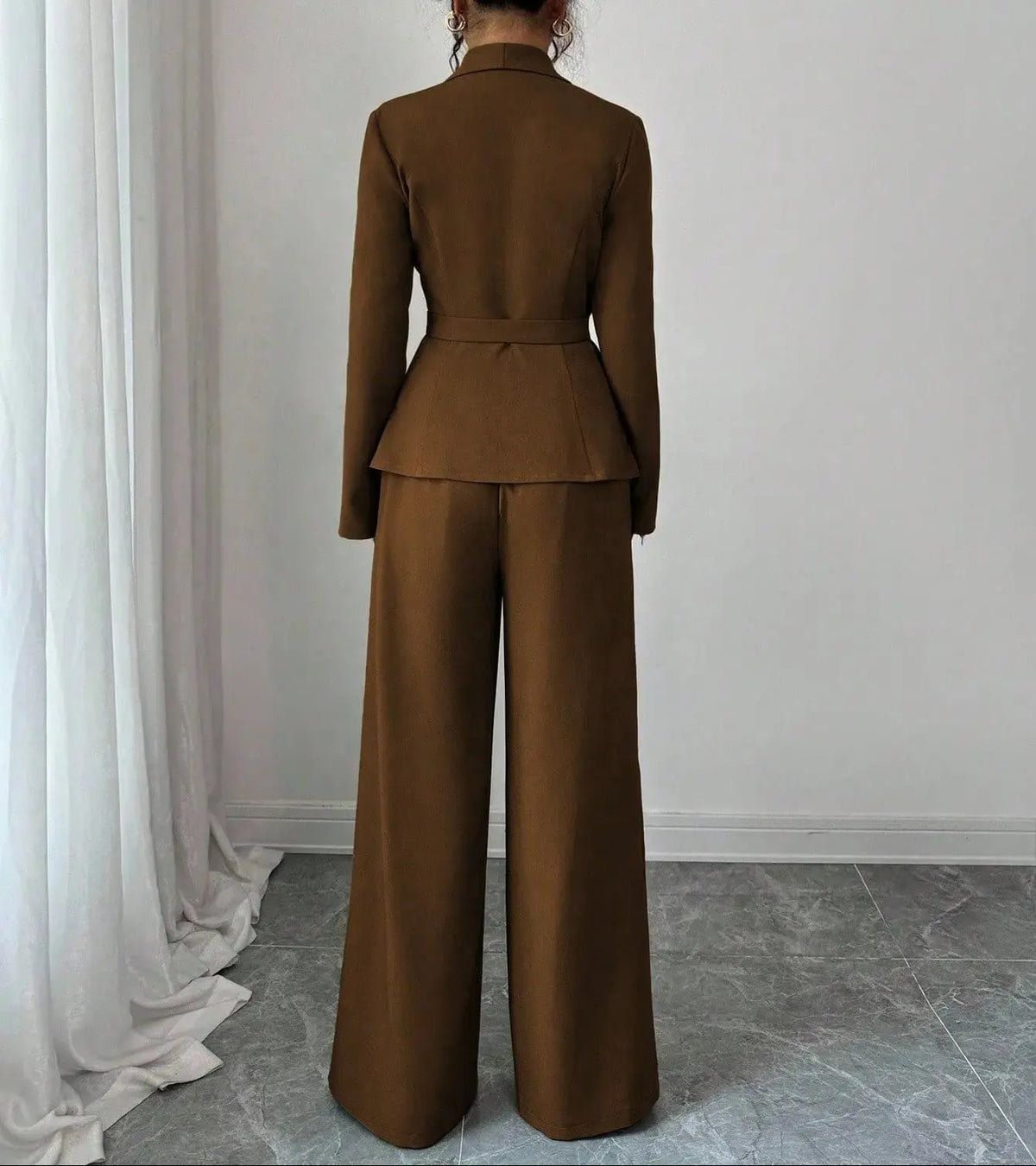 Vue arrière de l'ensemble tailleur femme marron avec pantalon large SecretBombe