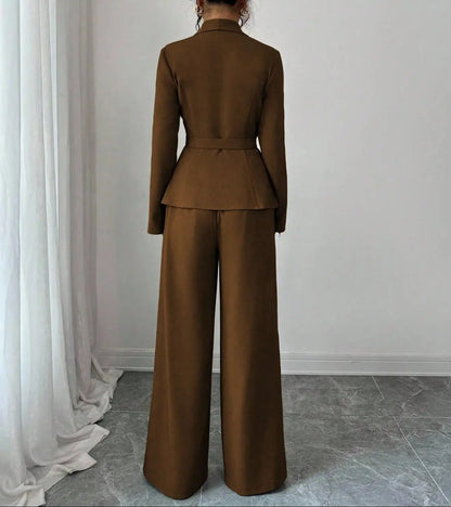 Vue arrière de l'ensemble tailleur femme marron avec pantalon large SecretBombe