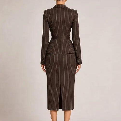 Vue arrière de l’ensemble tailleur femme marron à rayures avec blazer à basque et jupe midi SecretBombe