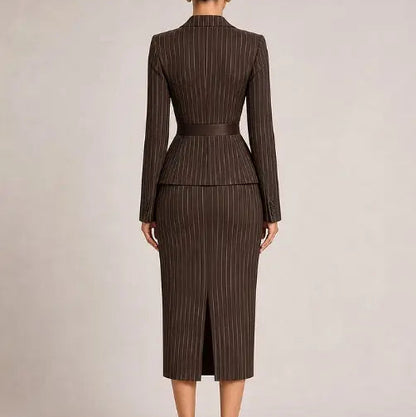 Vue arrière de l’ensemble tailleur femme marron à rayures avec blazer à basque et jupe midi SecretBombe