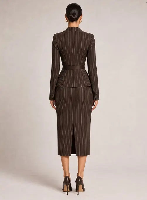 Vue arrière de l’ensemble tailleur femme marron à rayures avec blazer à basque et jupe midi SecretBombe