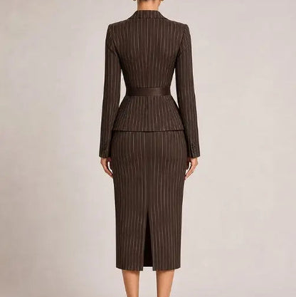 Vue arrière de l’ensemble tailleur femme marron à rayures avec blazer à basque et jupe midi SecretBombe