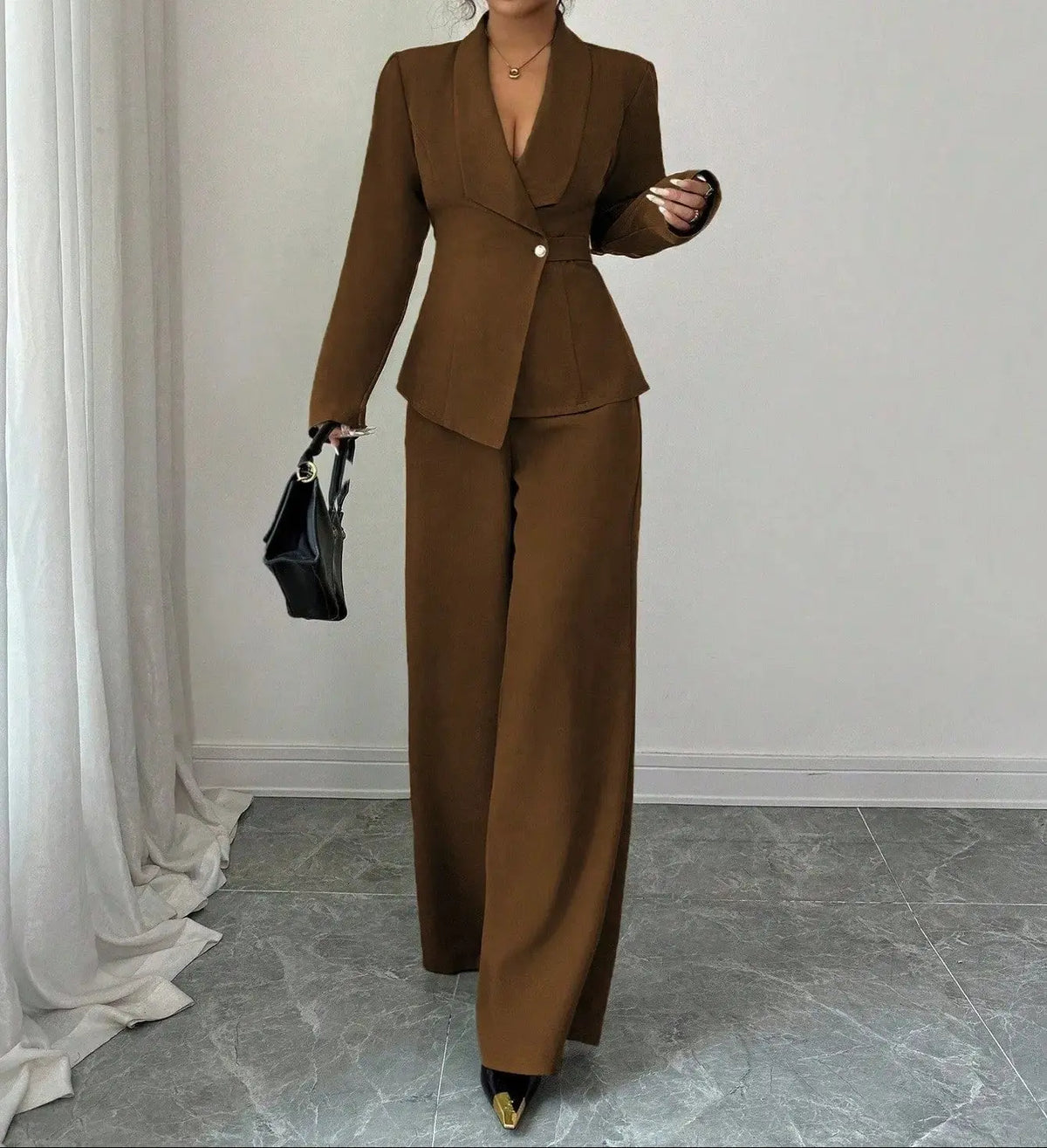 Ensemble tailleur femme marron avec veste asymétrique et pantalon large SecretBombe